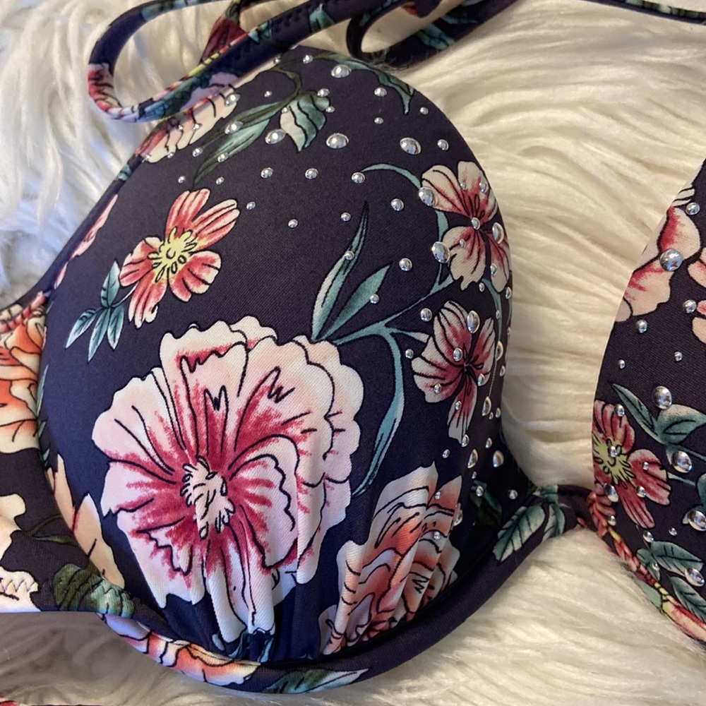 Shade & Shore two pieces swimsuit top is 36B and it’s push up and bottoms is L - Picture 10 of 12